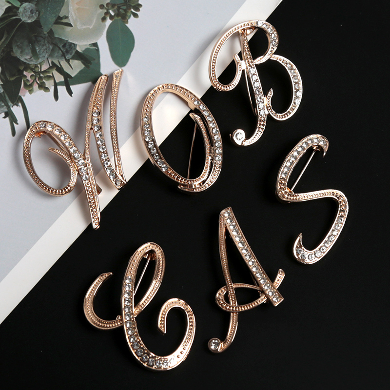 Women Accessories In English - เข็มกลัดติดเสื้อผ้าผู้หญิง ประดับคริสตัลและโลหะสีทอง รูปตัวอักษรภาษาอังกฤษ A-Z ของขวัญเครื่องประดับสำหรับเสื้อผ้า